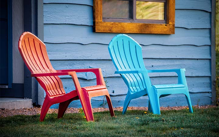 Gartenstühle aus Plastik rot und blau 