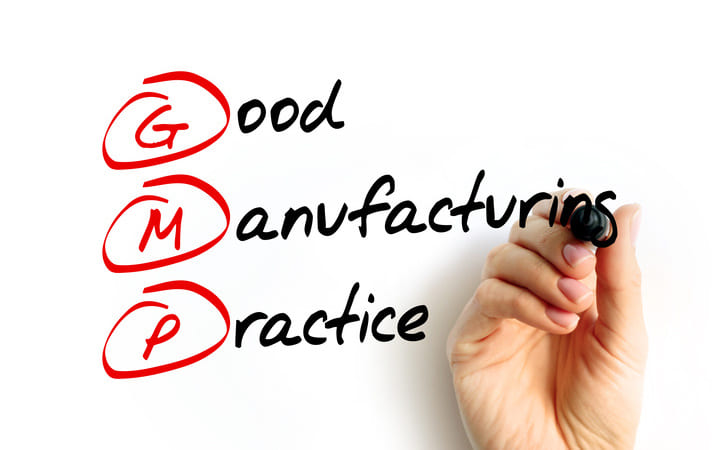 Tafel mit der Aufschrift GMP, ausgeschrieben als "Good Manufacturing Practice"