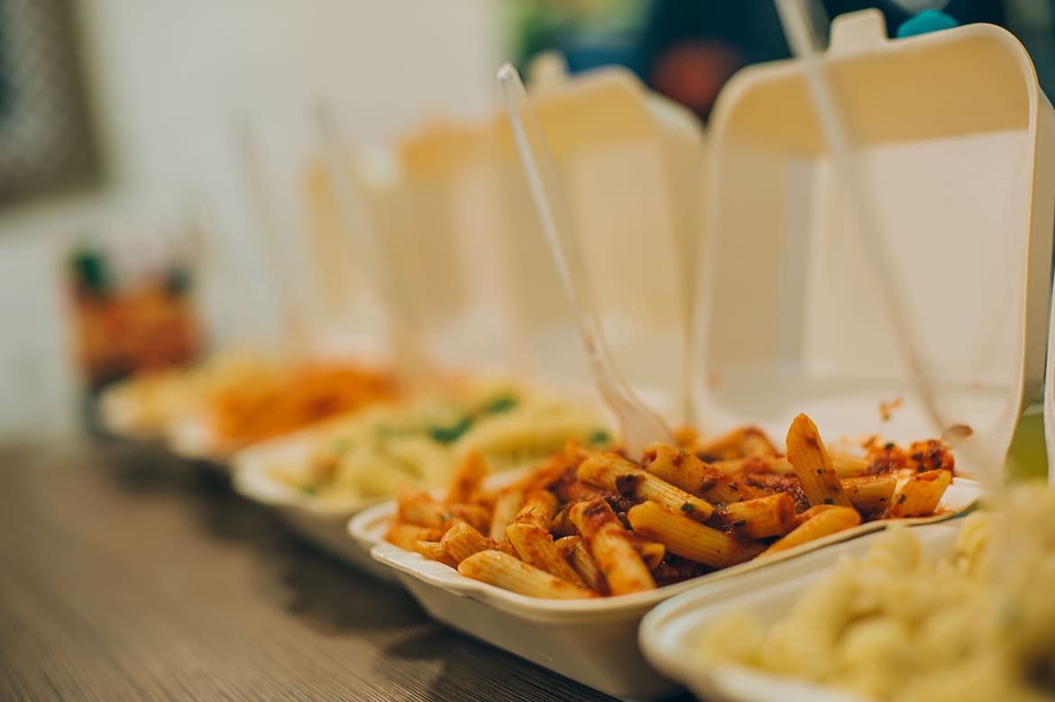 Essen zum Mitnehmen in Polystyrol verpackt