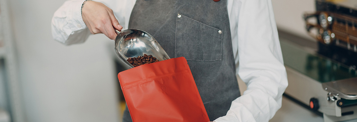 Befüllen des Doypacks mit Kaffeebohnen