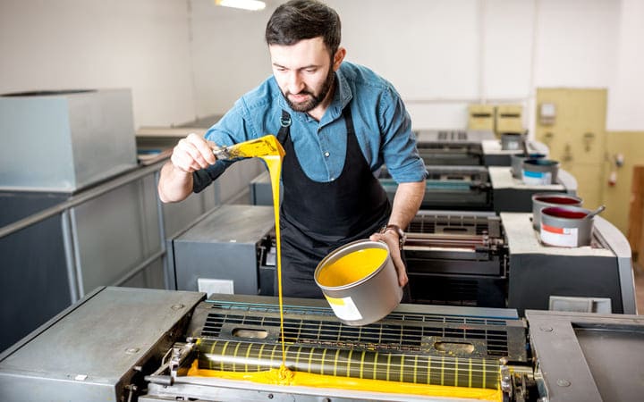 Farbe auf Druckerzeugnisse geben