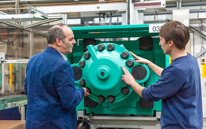 Zwei Männer in der Kunststoffproduktion 