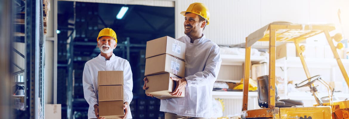 Männer mit Kartons in der Hand - Verpackungslogistik