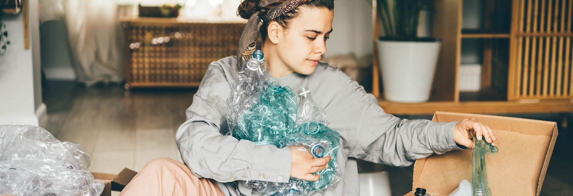 Frau mit Plastikflaschen in der Hand - Verpackungsmüll