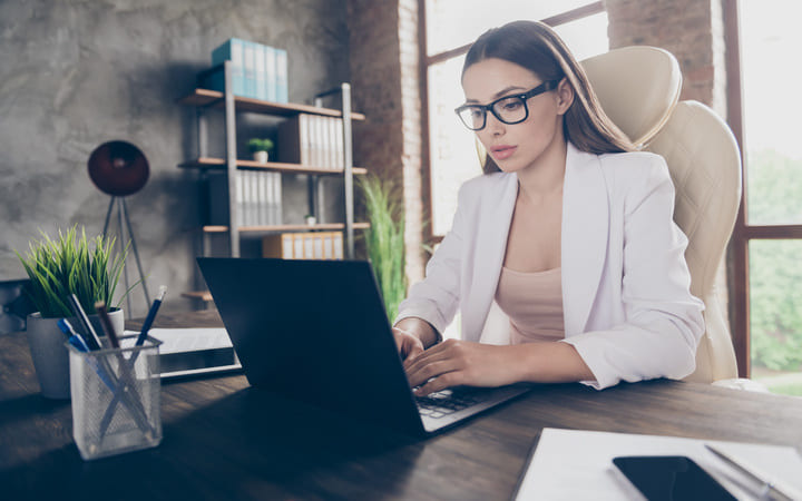 Frau, welche im Büro arbeitet