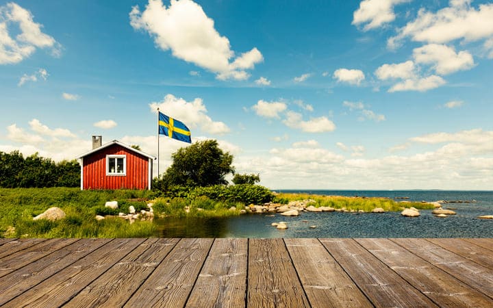 Schweden Flagge am Häuschen auf dem Land