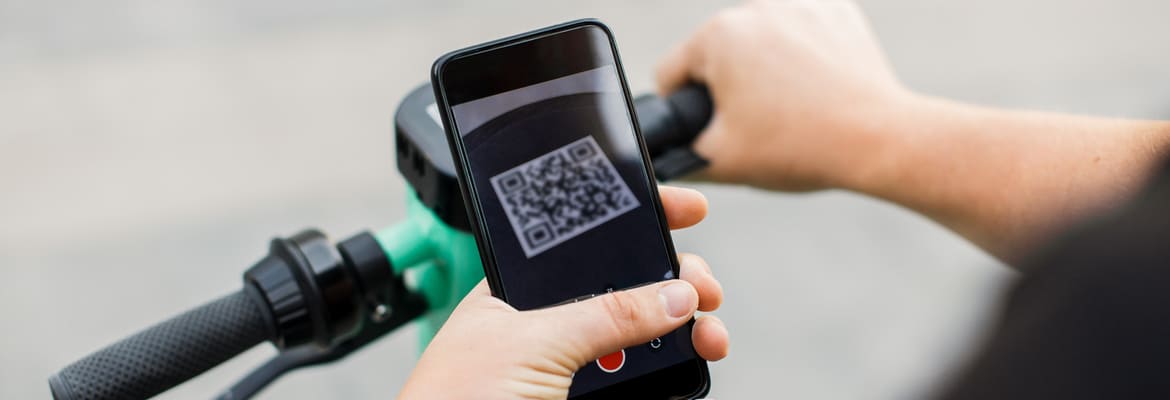 Handyscan eines QR-Codes am E-Roller