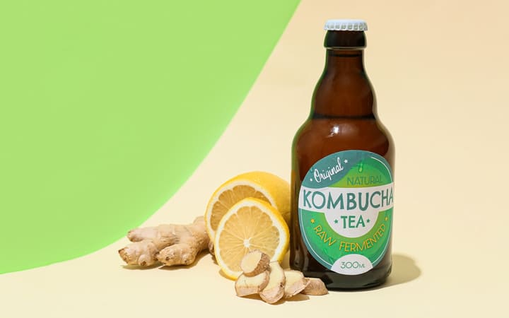 Flasche mit Kombuchatee Etikett 