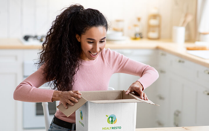 Frau die etwas auspackt - unboxing Erlebnis