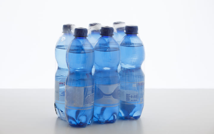 Sixer Wasserflaschen in Plastikfolie