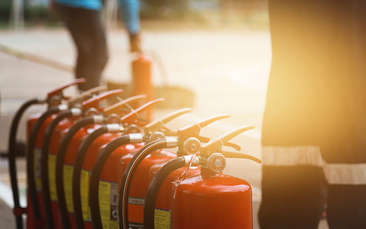 aneinandergereihte Feuerlöscher