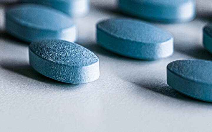 Blaue Tabletten aneinandergereiht