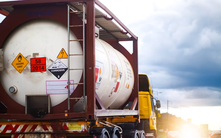 Tankcontainer auf LKW