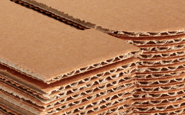 Einwellige Wellpappe aufeinandergestapelt Einwellige Wellpappe aufeinandergestapelt