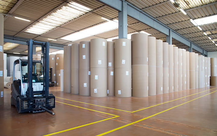 Kraftlinerpapier-Rollen in Lagerhalle Kraftlinerpapier-Rollen in Lagerhalle
