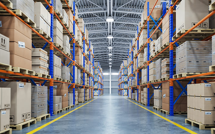 große Lagerhalle mit vielen Kartons große Lagerhalle mit vielen Kartons