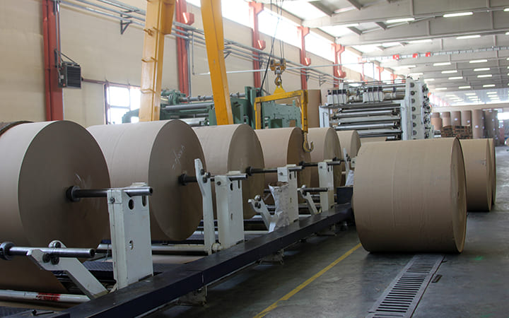 Schrenzpapier-Rollen in Lagerhalle Schrenzpapier-Rollen in Lagerhalle