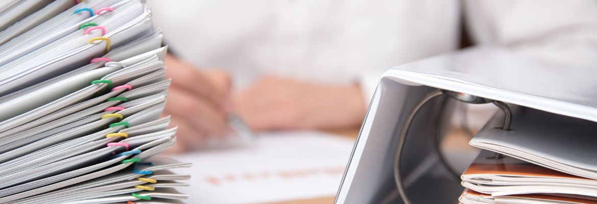 Ordner und Papierstapel auf dem Tisch