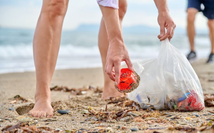 Plastik aufsammeln am Strand